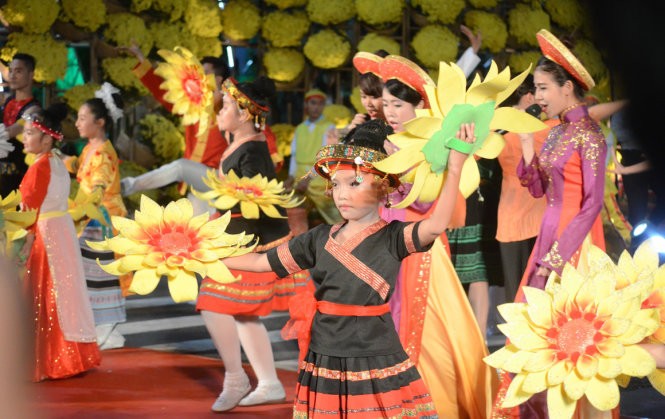 Flower street festival opens in HCM City  - ảnh 1
